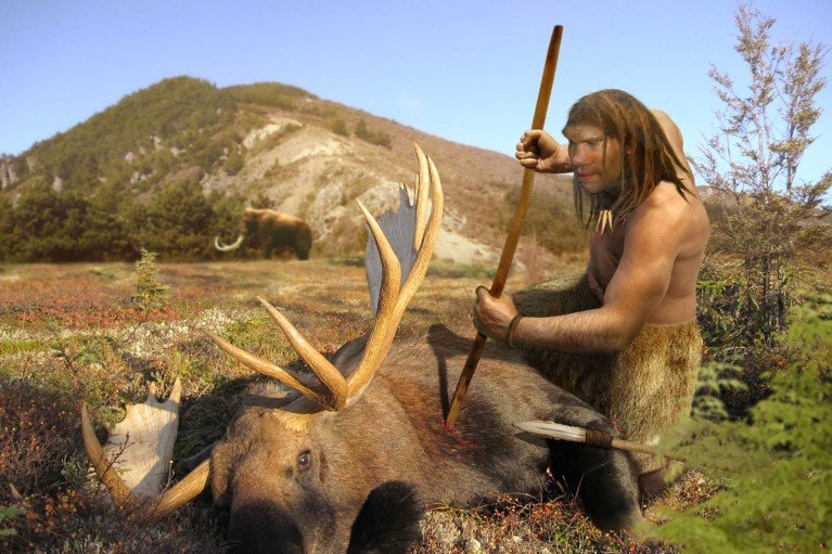 Ilustración de un neandertal sacando su lanza de un alce que acaba de cazar, con una montaña y un mamut lanudo de fondo