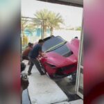 Un millonario cuelga un Ferrari en su salón como candelabro: nunca habían visto algo así