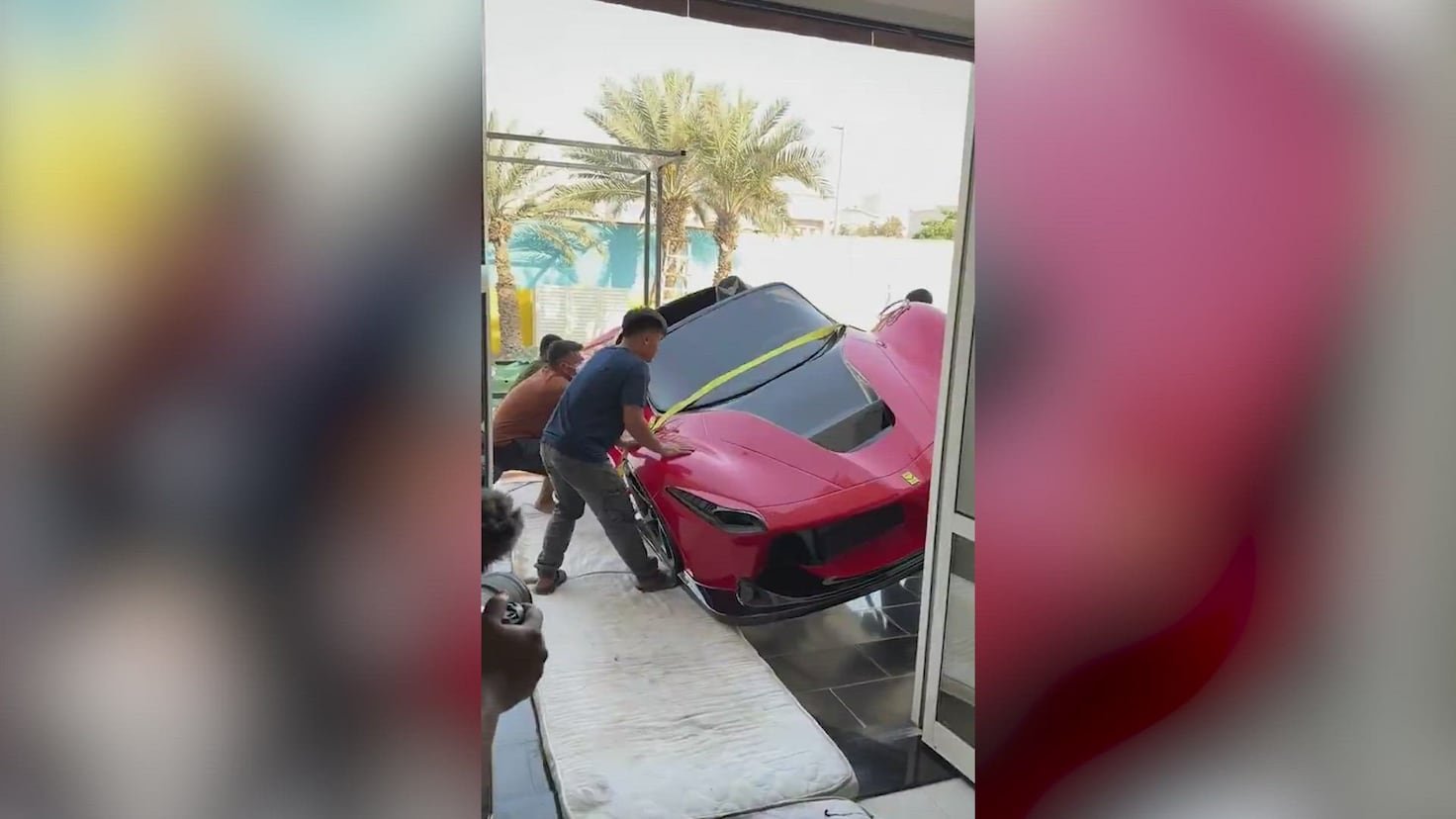 Un millonario cuelga un Ferrari en su salón como candelabro: nunca habían visto algo así