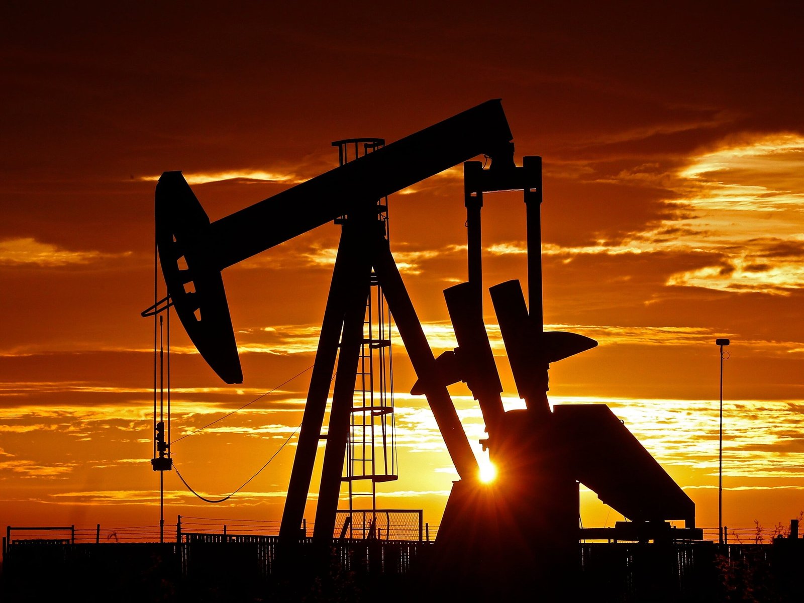 La OPEP+ acelera la producción de petróleo para defender su cuota de mercado | Mercados Financieros