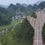China desafía a la ingeniería ‘cortando’ una montaña por la mitad en una de las regiones menos desarrolladas del país