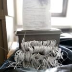 Un montón de papel triturado sale de una trituradora de documentos.